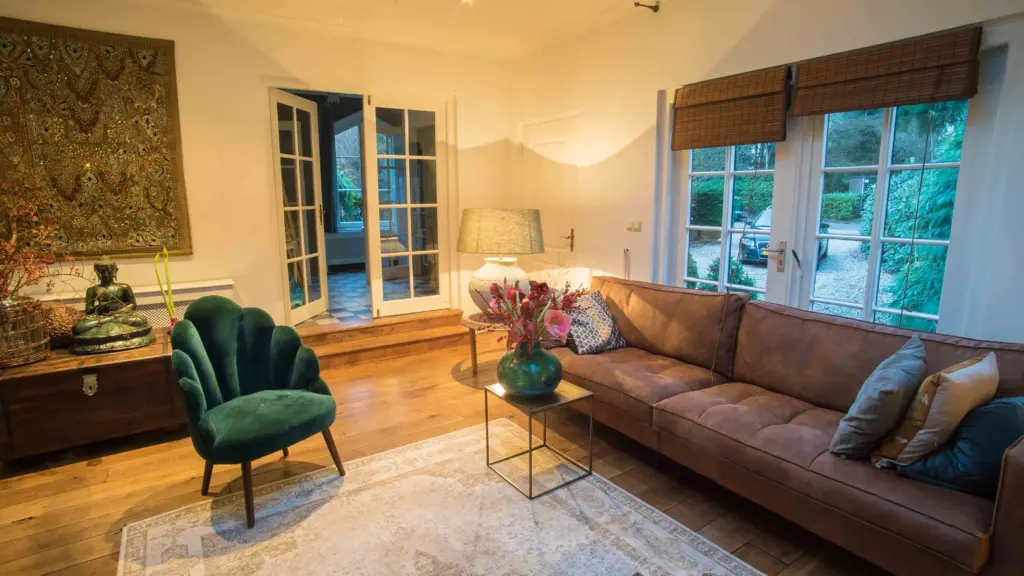 The practice space in the Koetshuis Madoera in Baarn, a serene and inspiring environment for energetic healing and relaxation.