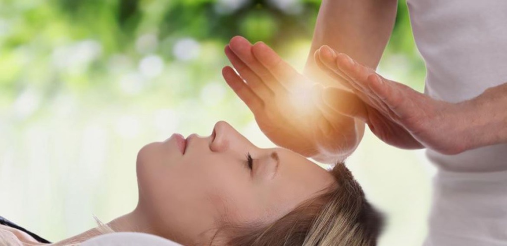 Book your session for Pranic Healing and enjoy a Pranic Healing treatment like the woman, relaxing and contributing to your recovery and energy improvement