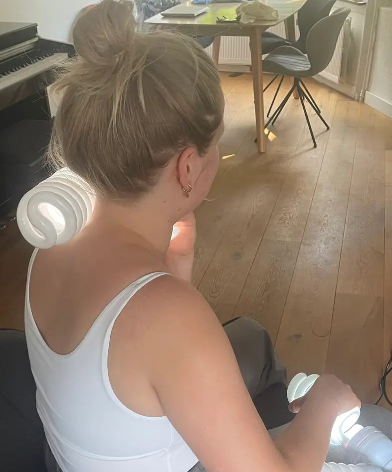 Josefien aan de TZLA machine